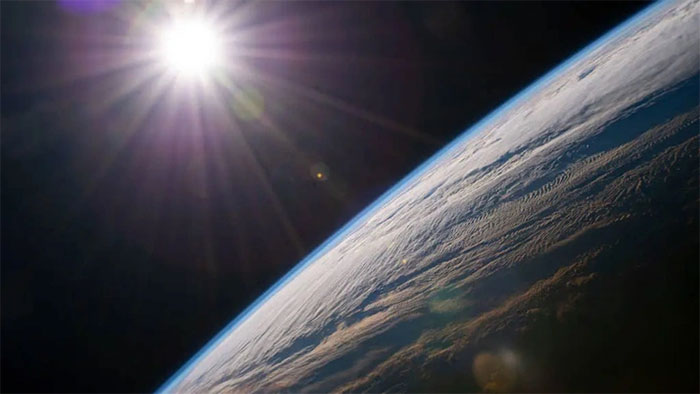 "Sơn kính làm mát" mới đã phản xạ 99% bức xạ Mặt trời vào không gian