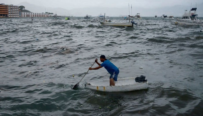 Tàu thuyền về bờ tránh bão Hilary tại Acapulco, bang Guerrero, Mexico, ngày 16/8/2023.