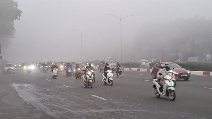 Hà Nội đang trải qua những ngày sương mù dày đặc.