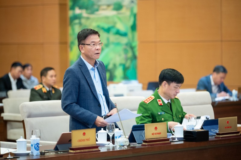 Bộ trưởng Bộ Tư pháp Lê Thành Long trình bày Tờ trình đề nghị bổ sung một số dự án luật vào Chương trình xây dựng luật, pháp lệnh năm 2024