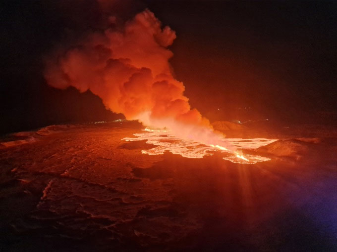 Khói bốc lên và dung nham chảy ra từ một vết nứt trong vụ phun trào núi lửa