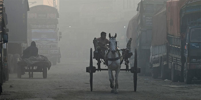 Sương mù bao phủ trên một tuyến đường ở Lahore, Pakistan, ngày 4/12/2023.