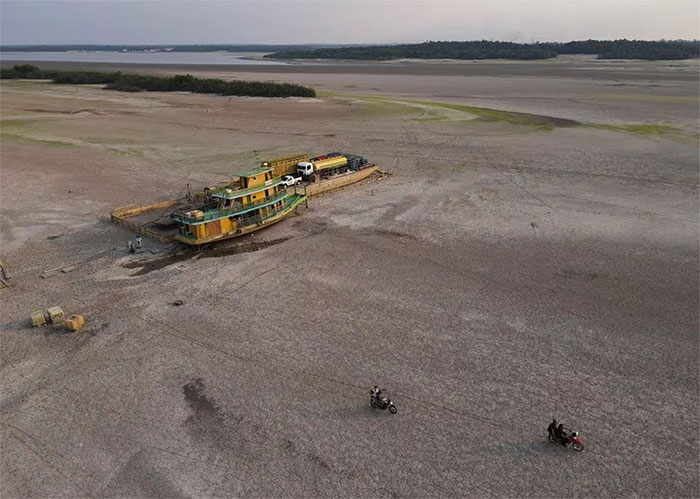 Các phương tiện đường thủy mắc cạn trên bãi cát của sông Rio Negro, ở Cacau Pirera, Brazil.