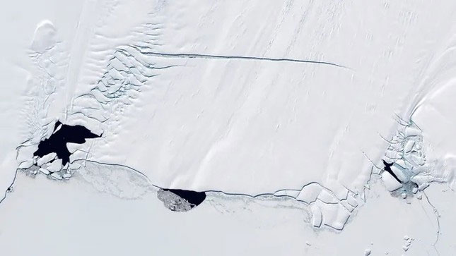 Ba polynyas trên Sông băng Pine Island ở Nam Cực vào năm 2001.