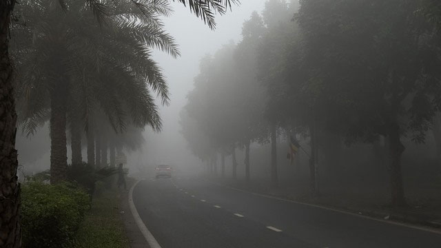 Sương mù làm tầm nhìn giảm thấp tại Khu đô thị Thanh Hà vào lúc 7h30 ngày 2/2.