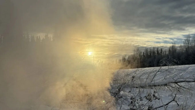 Khói bốc lên từ đám cháy zombie ở Fort Nelson, British Columbia.