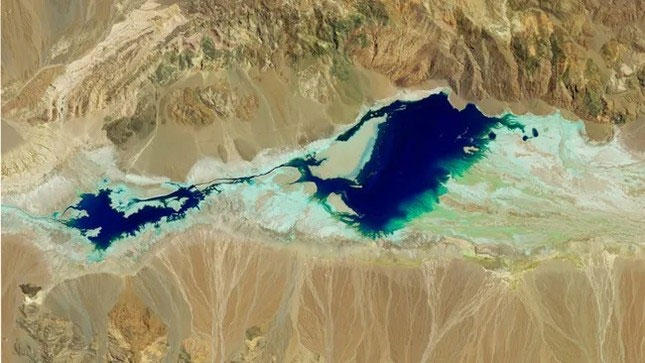 Hình ảnh vệ tinh Landsat 8 chụp lại màu của hồ phù du tại Lưu vực Badwater