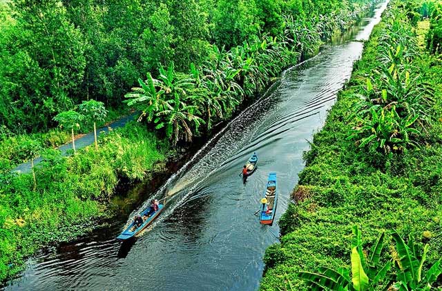 Sông Trẹm dài khoảng 42 km và bắt nguồn từ ngã ba kênh Tân Bằng - Cán Gáo.