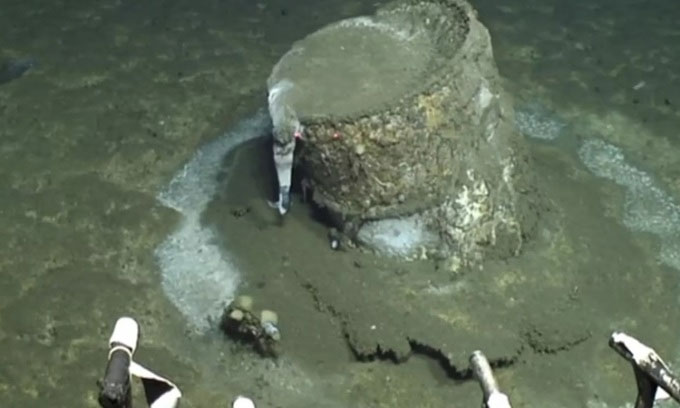 Thùng chứa chất thải đang han gỉ ở độ sâu 91 m dưới nước gần đảo Santa Catalina