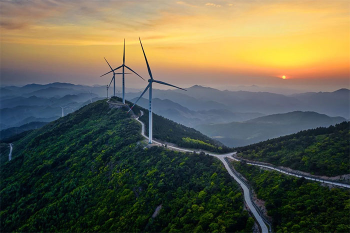 Dàn tua-bin gió trên một dãy núi tại Trung Quốc.