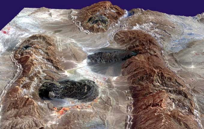 Các vòm muối (vùng đồi núi) và sông băng muối (vùng sẫm màu) ở dãy núi Zagros