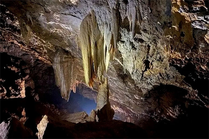 Một trong những hang động mới được bổ sung vào "Vương quốc hang động" Quảng Bình