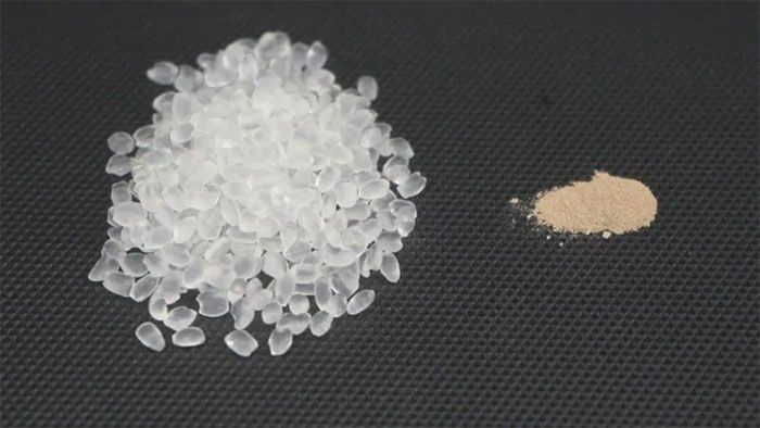 Bên trái là hạt nhựa Polyurethane, bên phải là bột bào tử