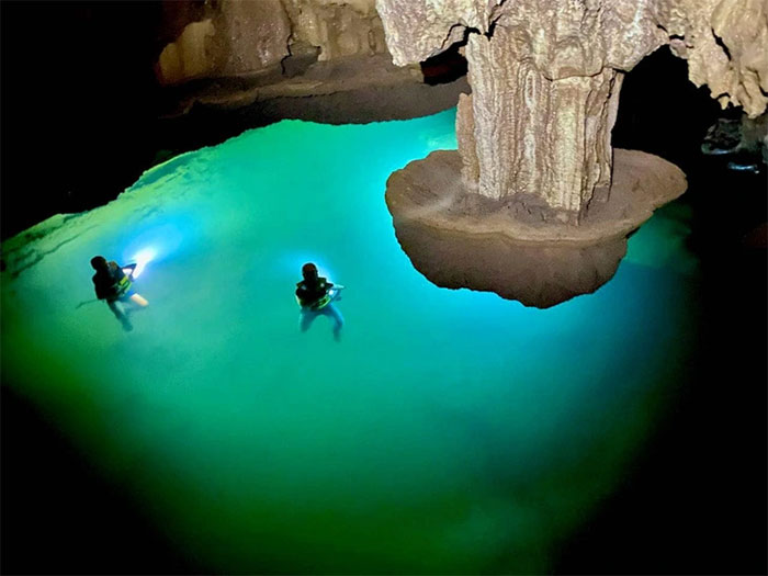 Hồ nước bí ẩn "treo" lơ lửng trong hang Thung