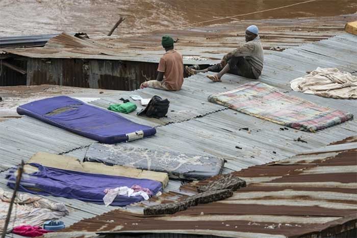 Cư dân khu ổ chuột Mathare phơi đệm trên mái nhà sau trận mưa lớn ở Nairobi, Kenya