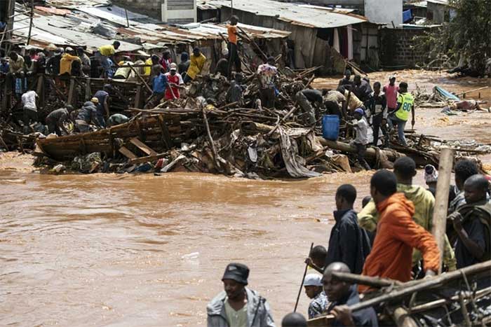 Khu ổ chuột Mathare, thủ đô Nairobi, Kenya bị phá hủy do mưa xối xả vào ngày 24/4.
