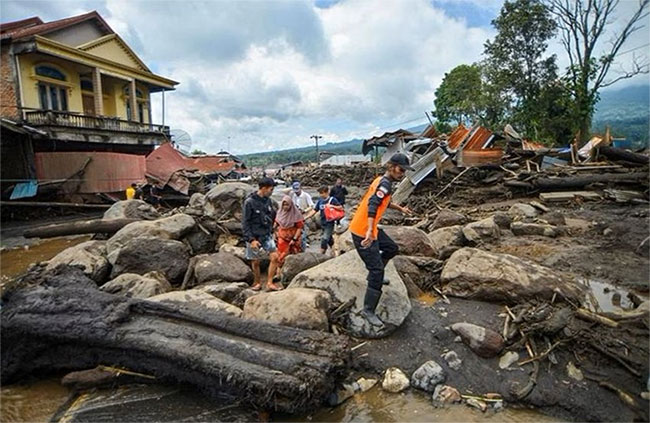 Khung cảnh đổ nát tại khu vực bị ảnh hưởng bởi lũ quét ở huyện Agam, tỉnh Tây Sumatra
