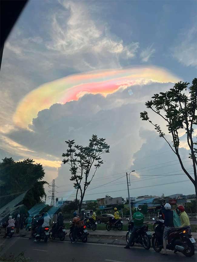 Nhiều người thích thú với áng mây ngũ sắc xuất hiện ở TP.HCM đã dừng xe để chụp ảnh