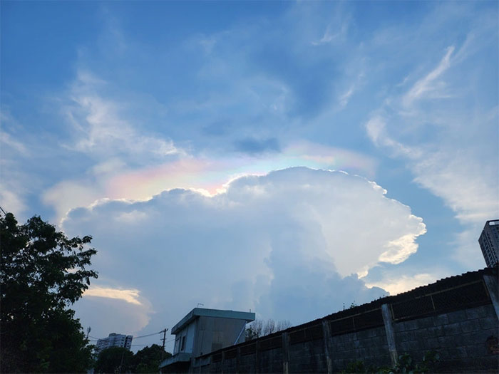 Mây ngũ sắc nhìn từ TP Thủ Đức