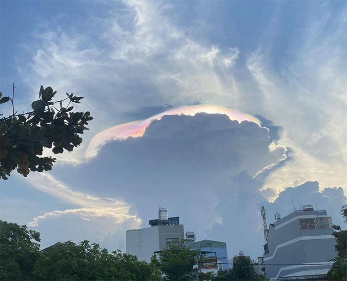 Lớp mây ngũ sắc là phần rìa mỏng của đám mây, phía sau là mặt trời