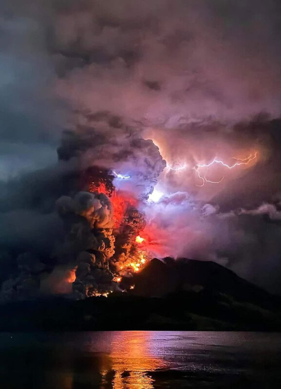 Núi lửa Ruang phun trào