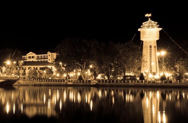 Sông Cà Tỳ về đêm.