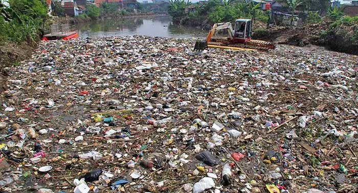 Máy xúc đang dọn rác trên sông Cikapundung, một nhánh phụ của Citarum.