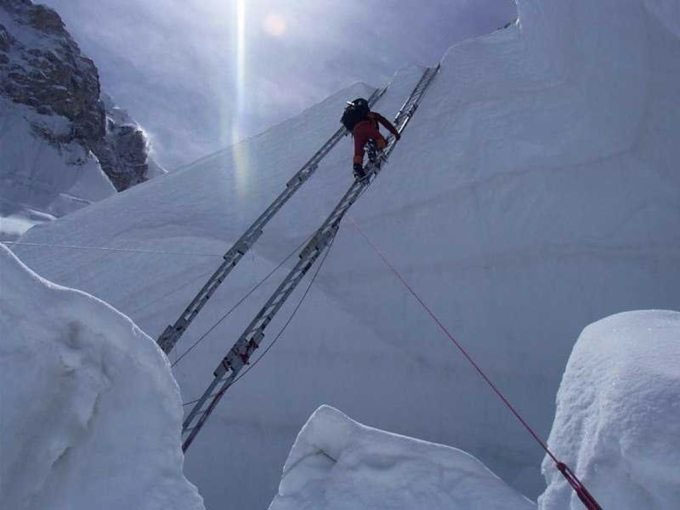 Những khe nứt sâu và tuyết lở khiến thác băng Khumbu trở thành điểm nguy hiểm nhất