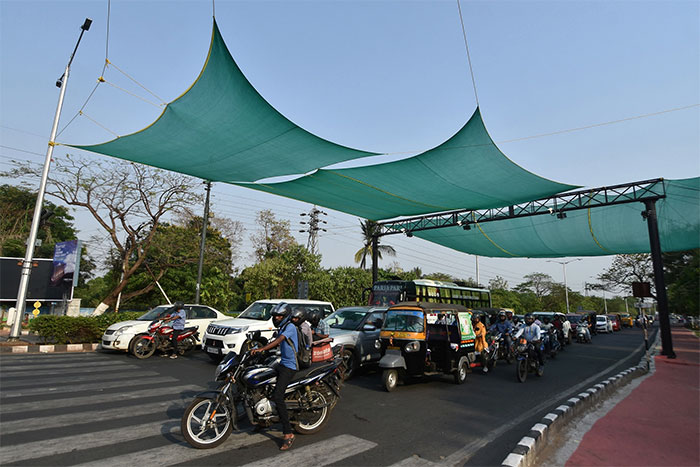Xe cộ đi lại trên đường trong điều kiện nắng nóng ở TP Bhubaneswar - Ấn Độ ngày 2/5.