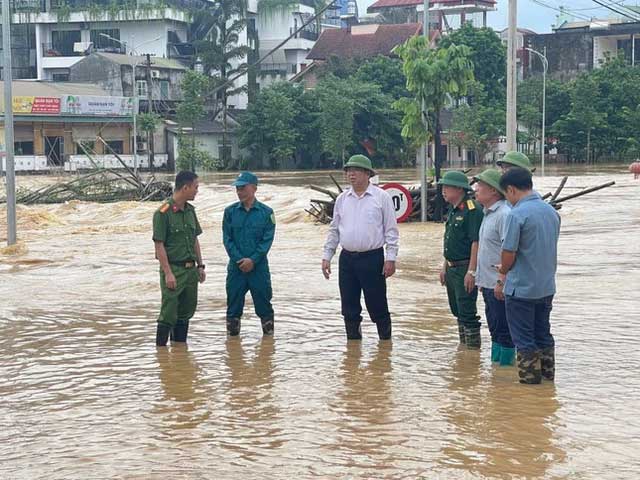 Bí Thư Tỉnh ủy Cao Bằng Trần Hồng Minh (giữa) đến kiểm tra công tác phòng chống lũ lụt