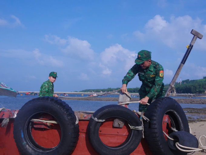 Biên phòng ở đảo Bạch Long Vĩ, Hải Phòng giúp dân chằng néo tàu thuyền chống bão Yagi