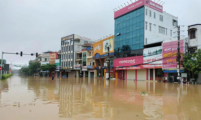 Không lái xe vào đường ngập hoặc quanh vùng đã được ngăn rào chắn