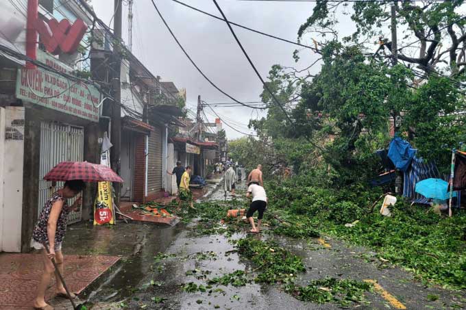 Người dân Hải Phòng dọn dẹp lúc ngớt mưa, lặng gió.