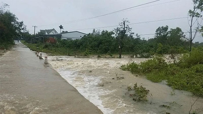 Nước lũ làm ngập nhiều tuyến đường nông thôn ở huyện M’Đrắc, tỉnh Đắk Lắk