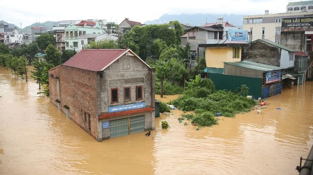 Nước từ Sông Hiến tràn vào nhà dân.