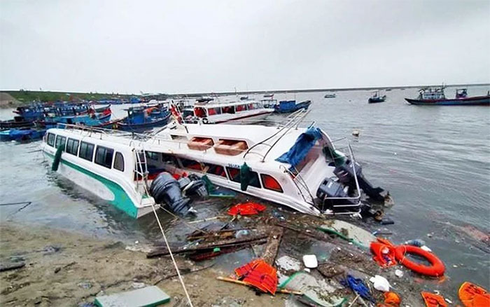 Tàu du lịch và thuyền của ngư dân trên đảo Lý Sơn bị bão số 9 năm 2020 đánh chìm