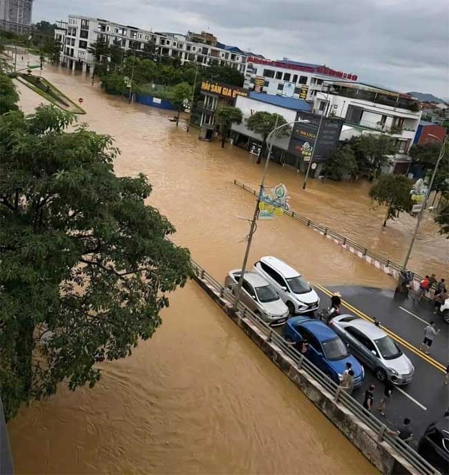 Nhiều tuyến đường ở TP Thái Nguyên ngập sâu, xe cộ không thể di chuyển được.