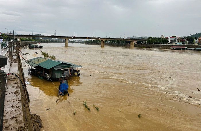 Lũ trên sông Hồng đoạn qua thành phố Lào Cai lên nhanh trong sáng 1-10