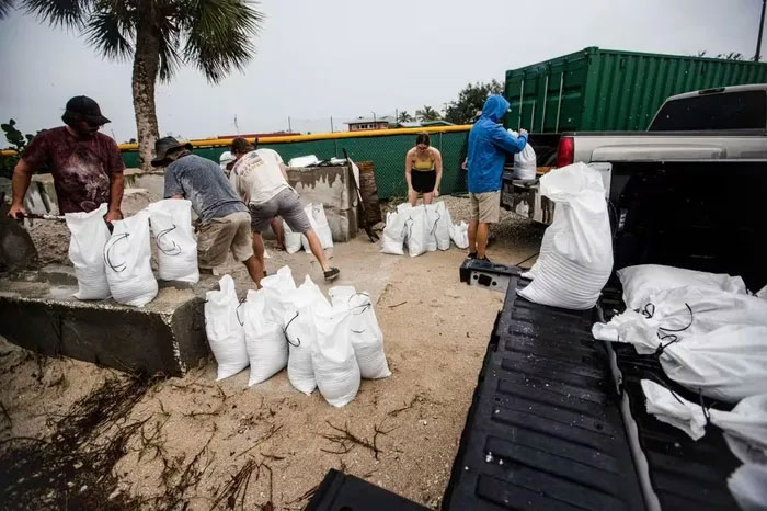 Người dân lấp đầy bao cát trên bãi biển Fort Myers, Florida