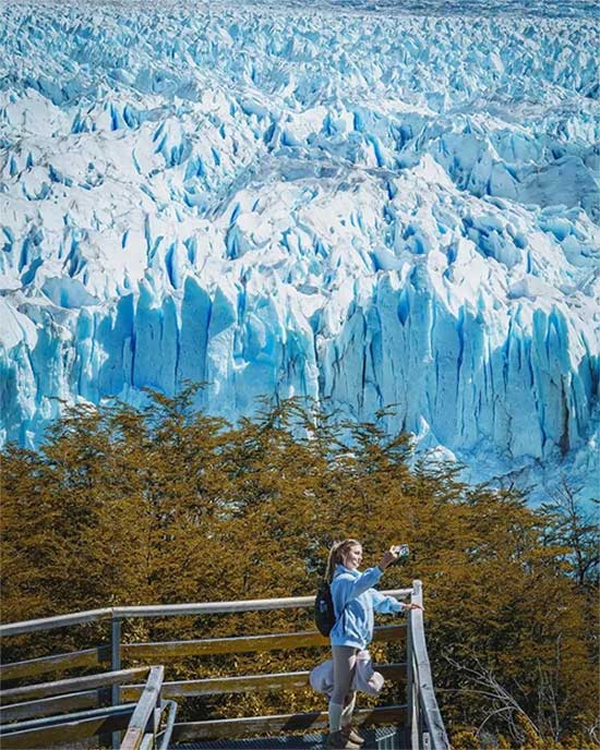 Du khách tham quan Perito Moreno - sông băng lâu đời và lớn nhất Nam Mỹ.