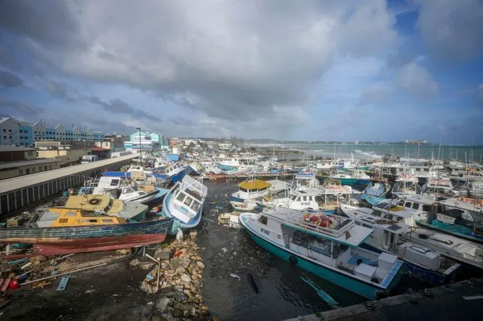 Tàu cá bị phá hủy do bão Beryl tại Barbados ngày 1/7/2024.