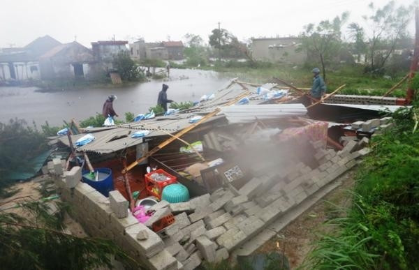 Bão lũ gây thiệt hại nặng nề đến cuộc sống của người dân.