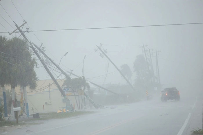 Cây cối, cột điện gãy đổ ở Fort Myers, Florida khi bão Milton đổ bộ