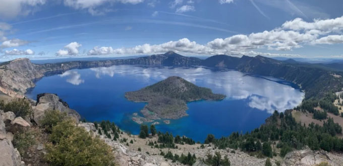 Đảo Wizard là một trong những đặc điểm đáng chú ý nhất của Hồ Crater.