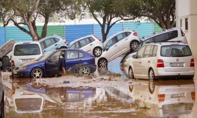 Lũ quét làm ngập các thị trấn ở Valencia