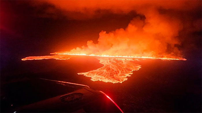 Khói lửa và dung nham phun trào khi núi lửa hoạt động trên bán đảo Reykjanes