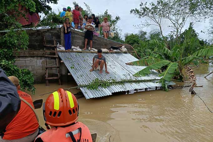 Cảnh sát biển Philippines sơ tán người dân khỏi vùng ngập lũ ở thị trấn Libon, tỉnh Albay