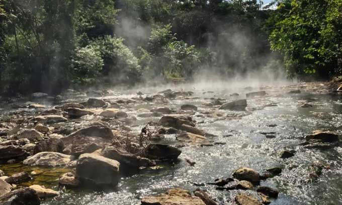 Nước ở sông Shanay-timpishka đủ nóng để pha trà.