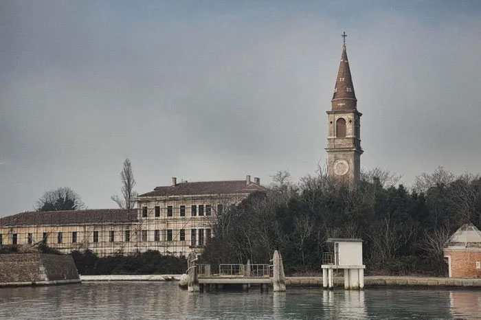 Điều đặc biệt là chỉ nằm cách Venice khoảng 15km, nhưng Poveglia bị bỏ hoang, với nhiều lời đồn đại.